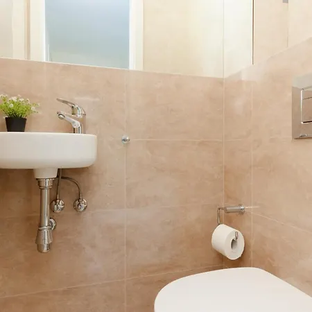 Center Zurawia By Renters דירה *